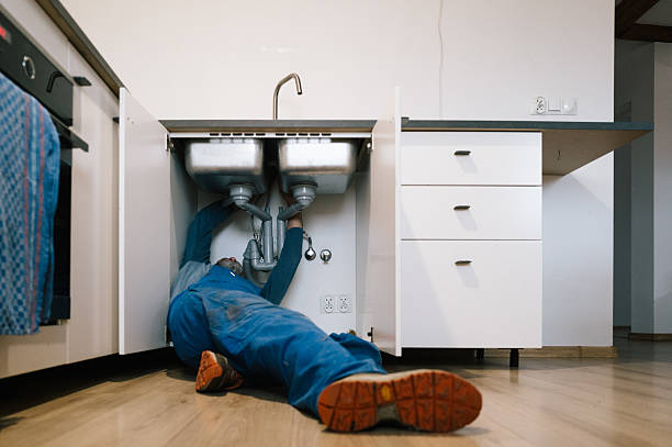 Professional Emergency Plumber technician working in Ipava, IL